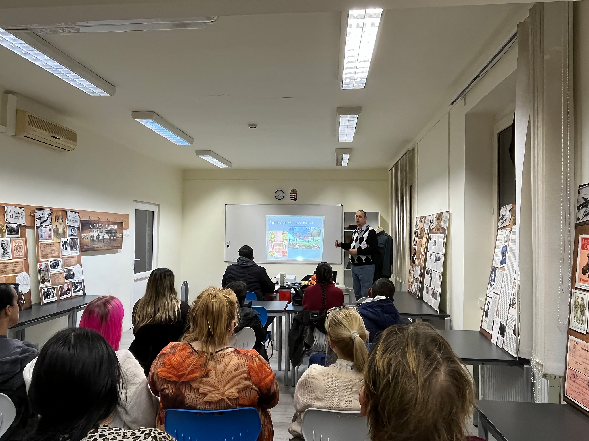 Rendhagyó történelem óra az Európai Üzleti Gimnázium Miskolci Telephelyén